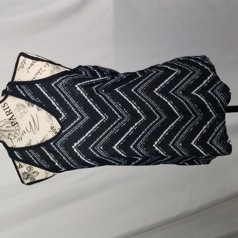 {Athleta} Tank Top Fun back detail Zig Zag Pattern